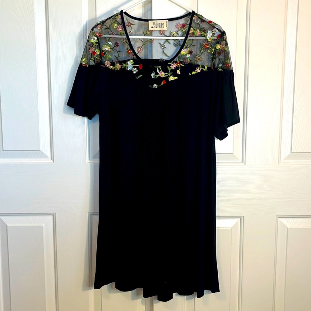 Lost&Found, Short sleeve, Mini silhouette, Black w/ Embroidered detail, size 1X - Picture 1 of 5
